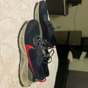 Nike Pegasus Trail 3 Ghost Size 8.5
I'll clean the shoes before shipping